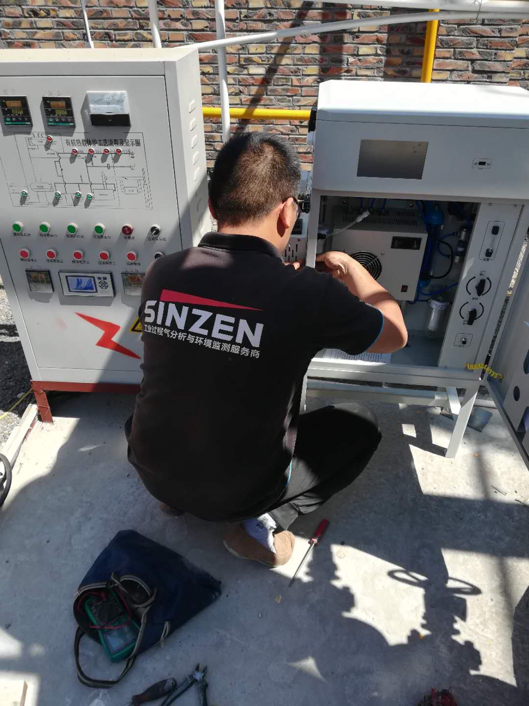 從事研發(fā)多年的老師，正在向大家展示預(yù)處理設(shè)備的安裝